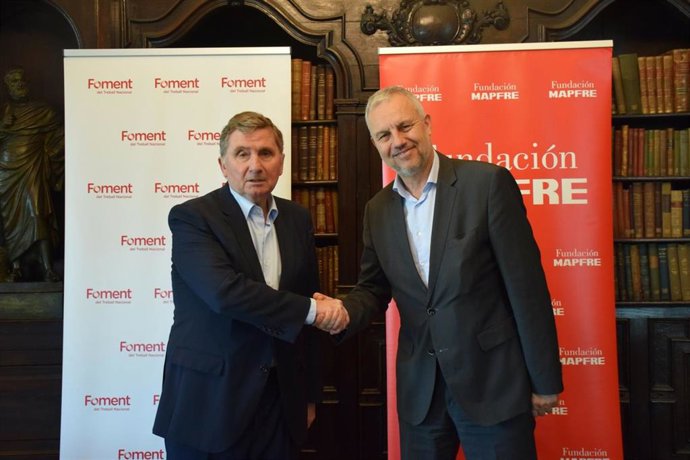 El secretario general de Foment del Treball, David Tornos, y el representante de la Fundación Mapfre en Catalunya, Joaquim Miró.
