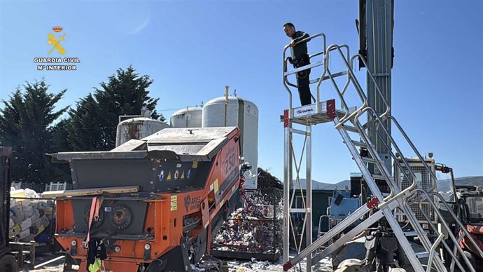 Archivo - La Guardia Civil en La Rioja destruye cerca de 2.000 artículos deportivos falsificados