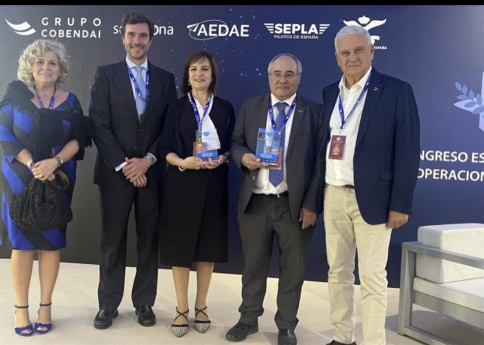 Isabel Mestre (en el centro) y Jose Luis Rodriguez Castro (segundo por la derecha) con sus premios