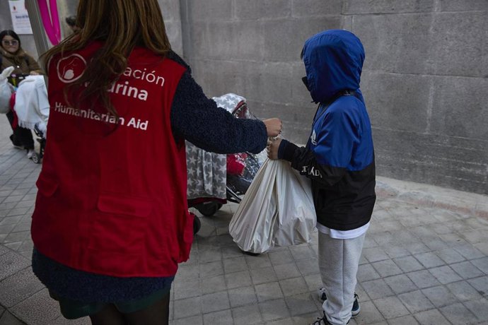 Archivo - Voluntaria de Fundación Madrina con un niño. 