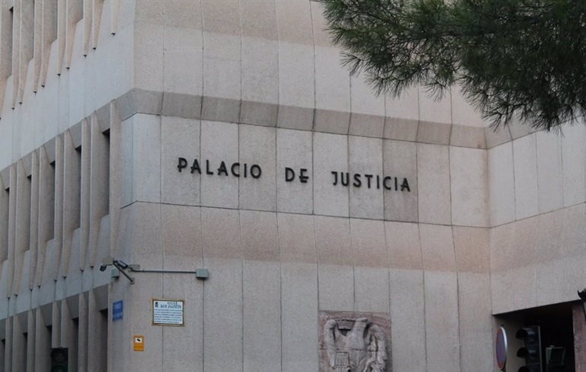 Suspendido el juicio contra un padre acusado de consentir abusos sexuales a sus hijas por la ausencia de su abogada