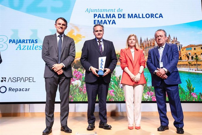 El gerente de Emaya, Lorenzo Morey, y representantes de Aspapel, del Ministerio para la Transición Ecológica y el Reto Demográfico y de la organización Repacar en el acto de entrega.