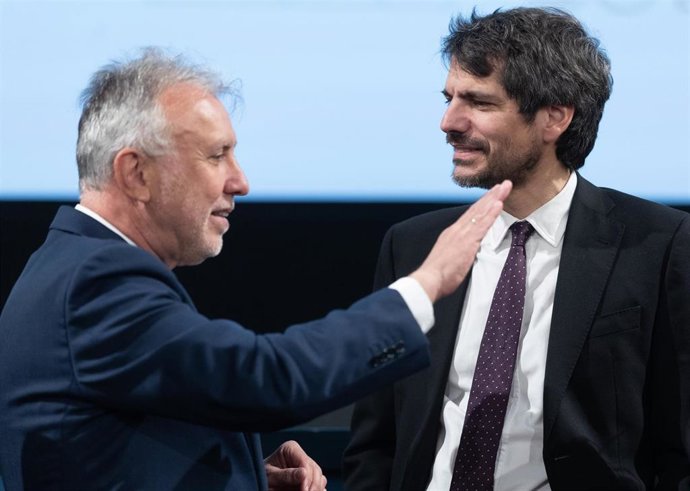 Archivo - El ministro de Cultura, Ernest Urtasun (d), y el ministro de Política Territorial y Memoria Democrática, Ángel Víctor Torres (i).