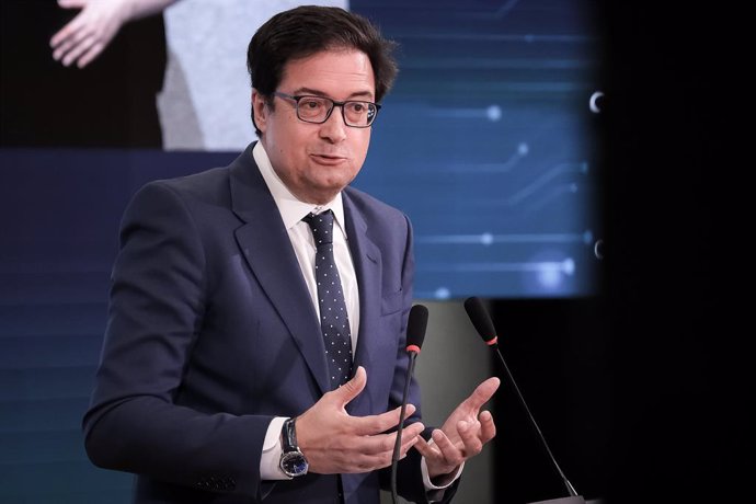 El ministro para la Transformación Digital y de la Función Pública, Óscar López, participa en la presentación del informe IA para periodistas: ¿enemiga o aliada?., en la sede Hub de la Fundación ONCE, a 19 de mayo de 2025, en Madrid (España). El diálogo s