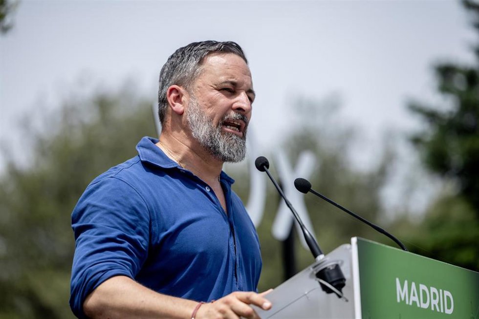 El presidente de Vox, Santiago Abascal, interviene durante una comida con afiliados y simpatizantes de Vox, en El Jardín de la Chalota, a 1 de junio de 2025, en Navalagamella, Madrid (España).
