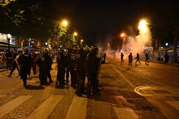 01 June 2025, France, Paris: French riot police on duty after clashes erupted at Paris Saint-Germain Champions League title celebrations in Paris. Photo: Julien Mattia/Le Pictorium via ZUMA Press/dpa
