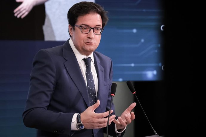 O Ministro da Transformação Digital e da Função Pública, Óscar López, participa da apresentação do relatório IA para jornalistas: inimigo ou aliado? no Hub da Fundação ONCE, em 19 de maio de 2025, em Madri (Espanha). O diálogo s