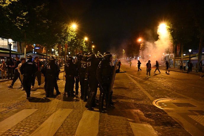 01 de junho de 2025, França, Paris: A polícia de choque francesa em serviço depois que confrontos eclodiram nas comemorações do título da Liga dos Campeões do Paris Saint-Germain em Paris. Foto: Julien Mattia/Le Pictorium via ZUMA Press/dpa