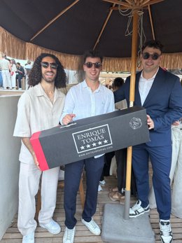 Marc Cucurella recibe una paleta Enrique Tomás como futbolista más combativo y sabroso