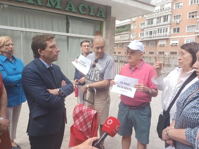 Archivo - El alcalde de Madrid, José Luis Martínez-Almeida, ha "dado la cara" ante los vecinos del entorno del hostal en Parque Avenidas, del que tienen "sospechas" de que pudiera albergar a personas migrantes