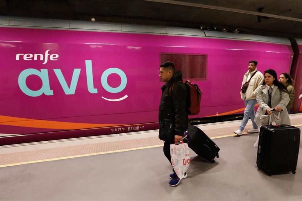 Archivo - Un viajero sale del tren de Avlo en la Estación de Murcia El Carmen, a 10 de diciembre de 2023, en Murcia