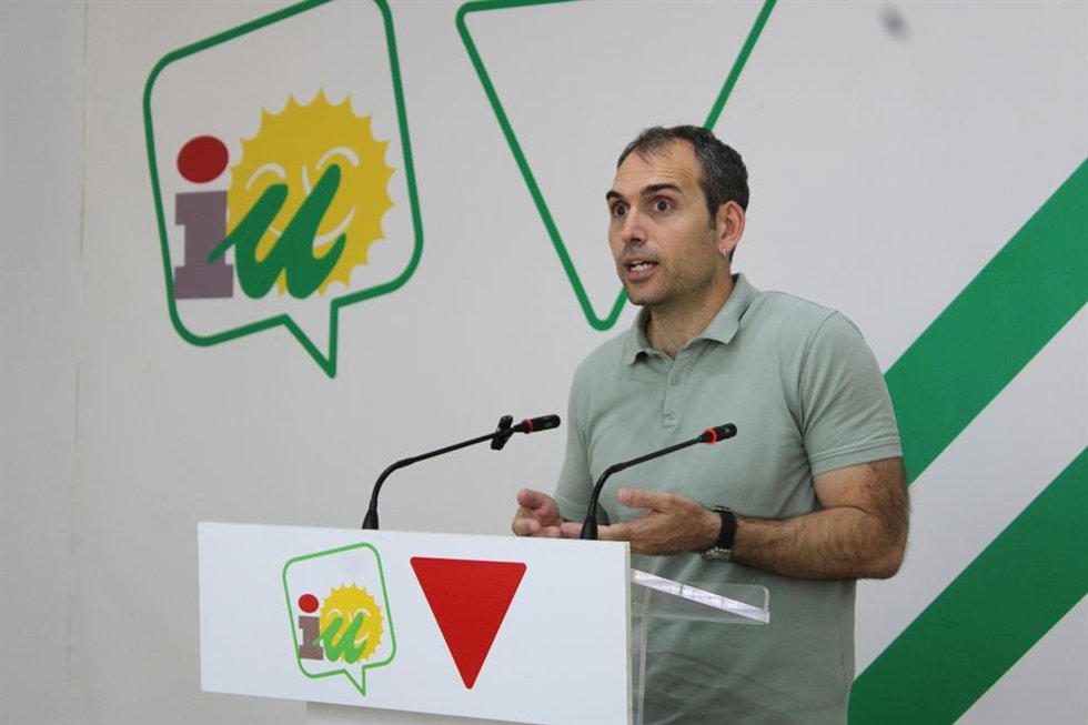 El coordinador de IU-A y diputado por Málaga de Sumar, Toni Valero, en rueda de prensa en Málaga.