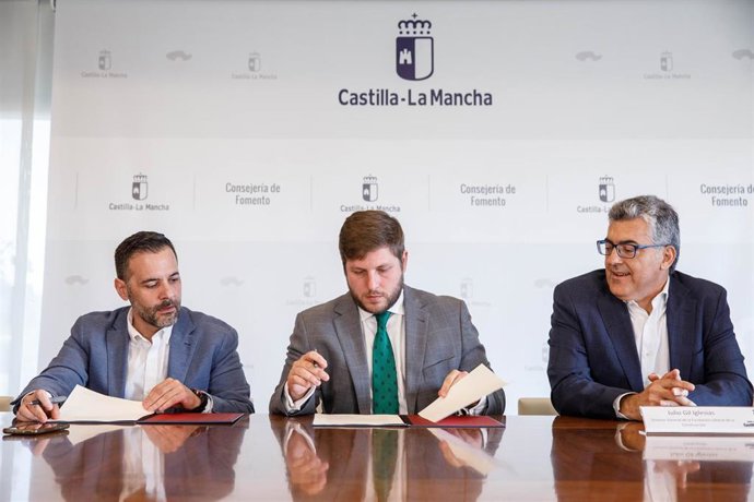 El consejero de Fomento, Nacho Hernando, firma un protocolo de actuación con la Fundación Laboral de la Construcción de Castilla-La Mancha, en la Consejería de Fomento.