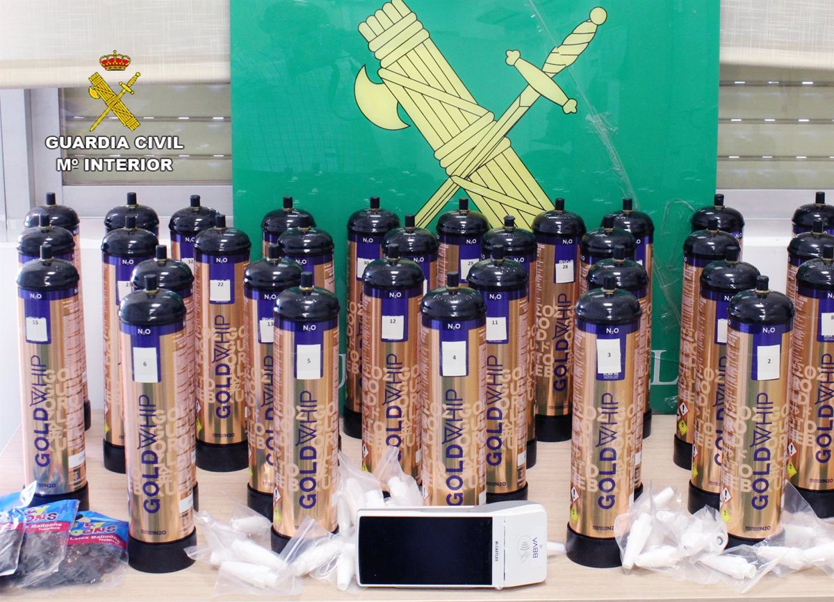 La Guardia Civil detiene a un vecino de Murcia por transportar en un coche 34 botellas de  gas de la risa 