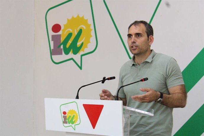 El coordinador general de IU Andalucía y diputado en el Congreso, Toni Valero, en rueda de prensa en Málaga