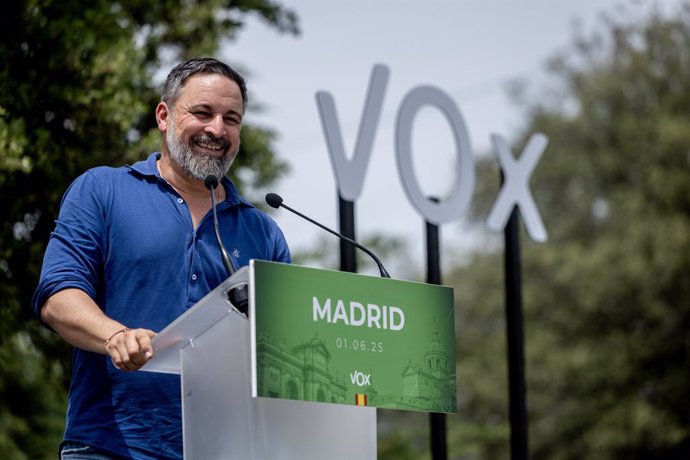 El presidente de Vox, Santiago Abascal, interviene durante una comida con afiliados y simpatizantes de Vox, en El Jardín de la Chalota, a 1 de junio de 2025, en Navalagamella, Madrid (España). El encuentro está planteado como un evento al aire libre, con 