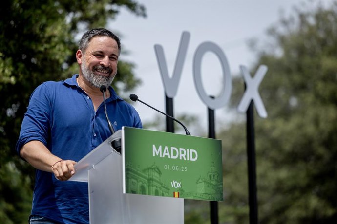 O presidente da Vox, Santiago Abascal, fala durante um almoço com afiliados e apoiadores da Vox, no El Jardín de la Chalota, em 1º de junho de 2025, em Navalagamella, Madri (Espanha). A reunião foi planejada como um evento ao ar livre, com