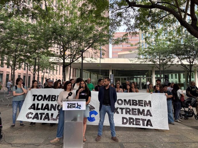 Dues de les persones encausades abans d'entrar al jutjat