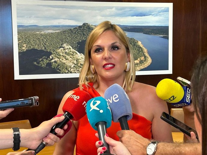 La consejera de Hacienda y Administración Pública, Elena Manzano, atiende a los medios de comunicación