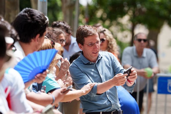 El alcalde de Madrid, José Luis Martínez-Almeida, a su llegada al acto en el que el Partido Popular hace balance de la gestión del Gobierno de la Comunidad de Madrid en el ecuador de legislatura