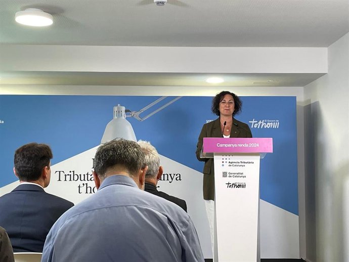 La consellera de Economía y Finanzas de la Generalitat, Alícia Romero, en rueda de prensa durante el primer día de atención presencial por parte de la Agència Tributària de Catalunya (ATC) para la campaña de la renta 2024