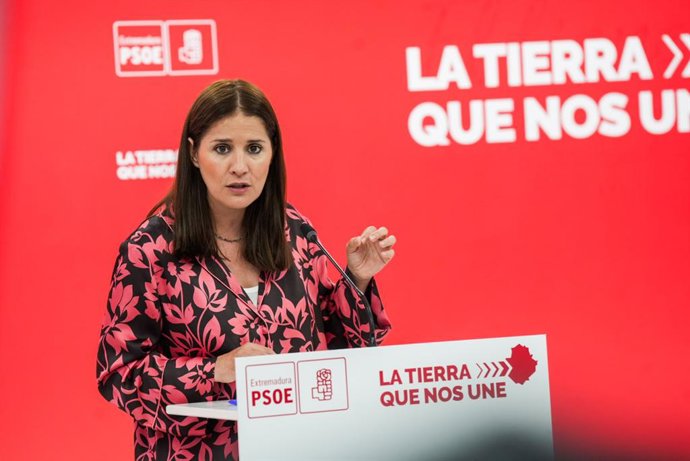 A porta-voz do PSOE de Extremadura, Isabel Gil Rosiña, em uma coletiva de imprensa.