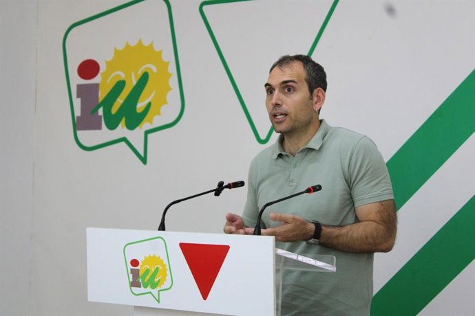 El coordinador de IU-A y diputado por Málaga de Sumar, Toni Valero, en rueda de prensa en Málaga.