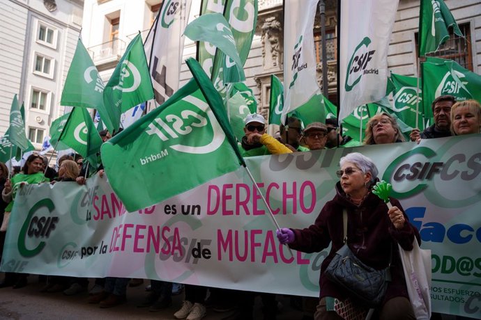 Archivo - Arquivo - Várias pessoas com bandeiras da CSIF durante uma manifestação da CSIF em frente ao Ministério das Finanças, em 13 de fevereiro de 2025, em Madri (Espanha). A Central Sindical Independiente y de Funcionarios (CSIF), o sindicato mais rep