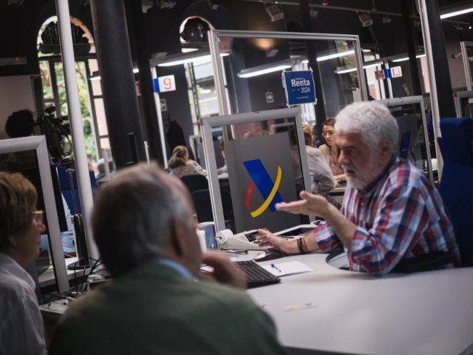 Un trabajador realizando la renta a dos contribuyentes en La Rioja
