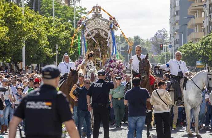 Archivo - Salida de la Hermandad del Rocío de Huelva desde la capital hacia la aldea alomteña.