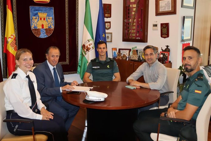 El alcalde de Chiclana, José María Román, en una recepción a la agente de la policía alemana, la comisaria Fabienne, que patrullará este verano por la ciudad