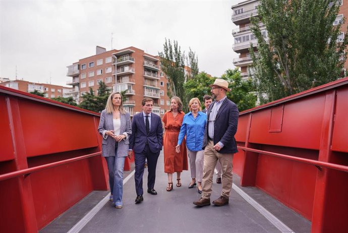 Salamanca y Chamartín se conectan con nueva pasarela peatonal sobre A2 por graves problemas estructurales de la anterior