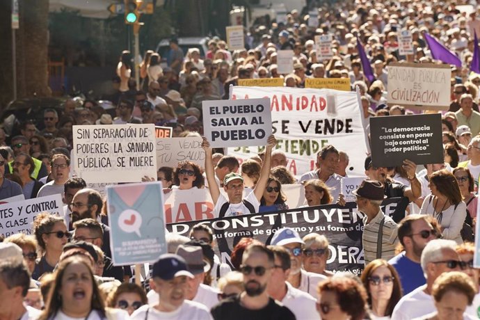 Archivo - La manifestación de Marea Blanca para exigir mejoras en la atención primaria bajo el lema 'Nos roban la sanidad, nos quitan la vida' ocupan las calles del centro, a 28 de octubre de 2023 en Málaga (Andalucía, España).