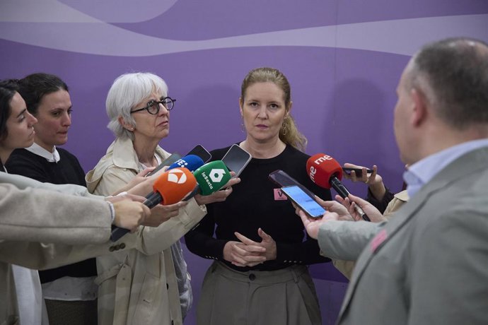 Archivo - Arquivo - A Ministra Regional da Família, Juventude e Assuntos Sociais, Ana Dávila, atende à mídia durante a Conferência Setorial sobre Igualdade, no Ministério da Igualdade, em 22 de abril de 2025, em Madri (Espanha). Durante a reunião com