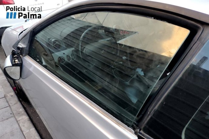 Uno de los coches forzados.