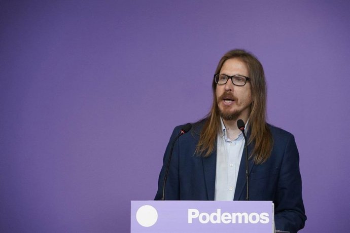 El secretario de Organización de Podemos, Pablo Fernández, en rueda de prensa en la sede del partido para valorar la actualidad política.