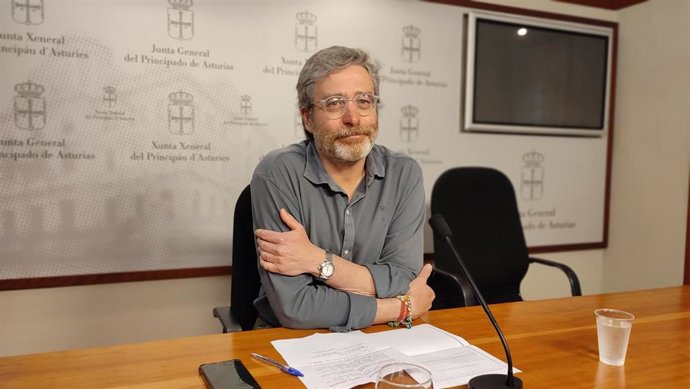 El diputado de Vox en la JGPA, Javier Jové, en rueda de prensa.