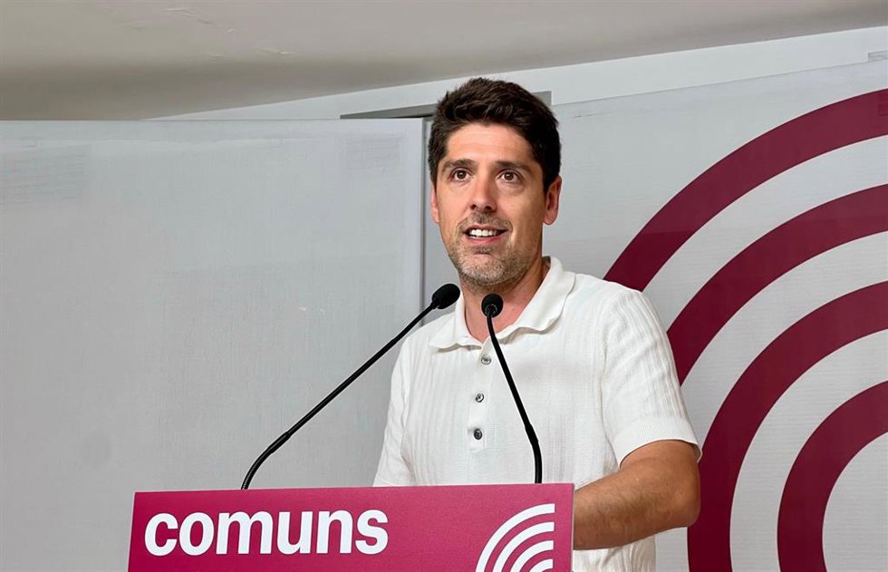 El portavoz de los Comuns en el Parlament, David Cid, en una rueda de prensa desde la sede del partido