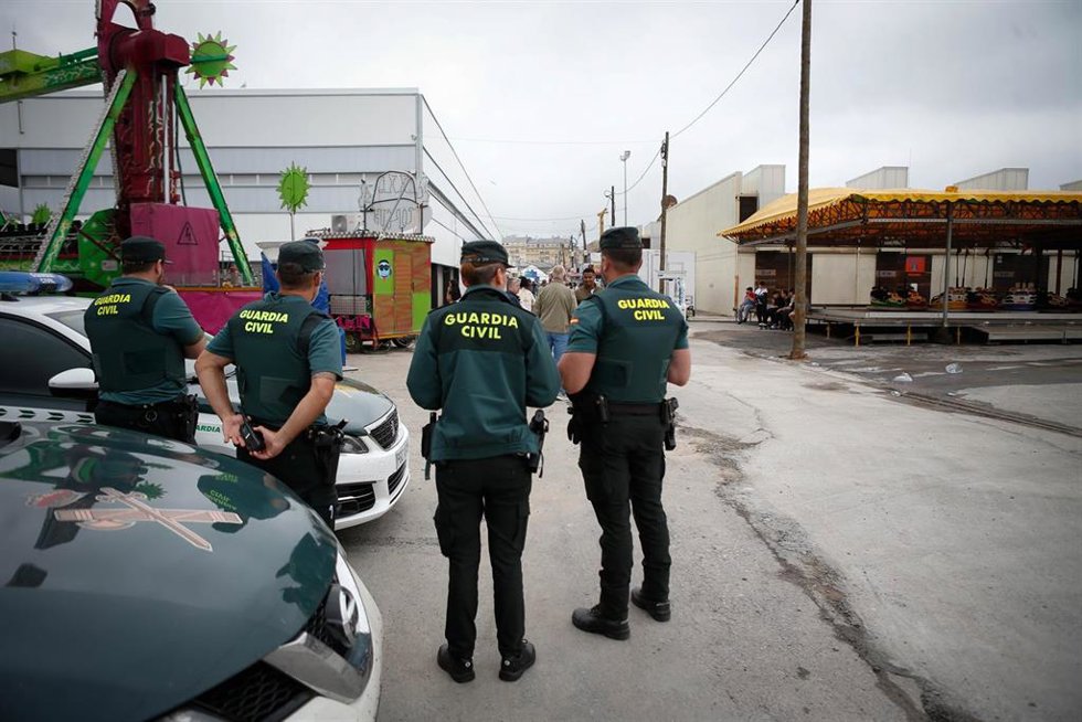 Burela, Lugo. Un hombre de 80 años de edad pierde el control de su vehículo tras impactar contra una atracción de feria en las Fiestas patronales de Burela y hiere de gravedad a 8 personas.