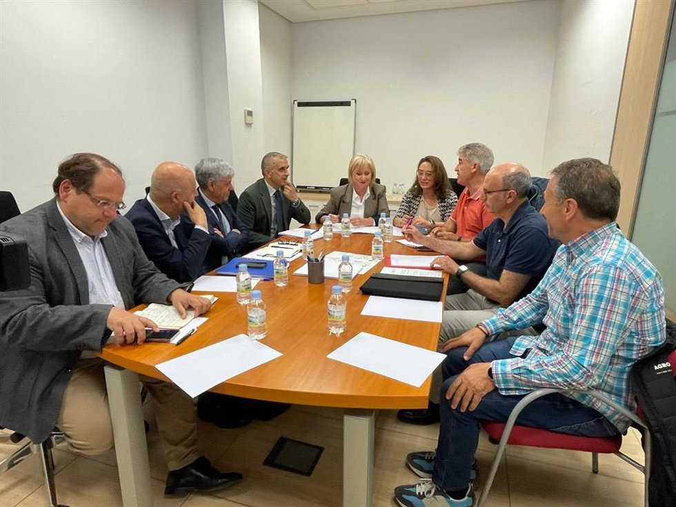 Imagen de la reunión mantenida este lunes por la consejera de Industria, Comercio y Empleo, Leticia García y la consejera de Agricultura, Ganadería y Desarrollo Rural, María González, con el comité de empresa de la Azucarera en La Bañeza (León).