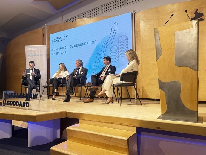 Izquierda a derecha: Emilio Olmos, socio de CVC Secondary Partners; Ana Dicu managing director de Campbell Lutyens; Juan Luis Ramirez, socio de Portobello Capital; Joaquín Ruiz Tarre, Head of Secundaries del Fondo Europeo de Inversiones e Isabel Rod.
