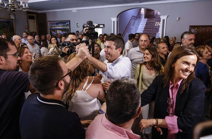 El presidente del PPCV y presidente de la Generalitat Valenciana, Carlos Mazón (c), y la vicesecretaria de Organización del PP, Carmen Fúnez (d), durante un acto del PP de la provincia de Valencia, en el restaurante La Noria