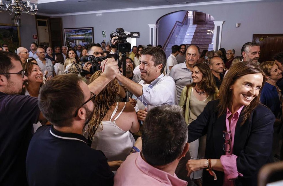 El presidente del PPCV y presidente de la Generalitat Valenciana, Carlos Mazón (c), y la vicesecretaria de Organización del PP, Carmen Fúnez (d), durante un acto del PP de la provincia de Valencia, en el restaurante La Noria