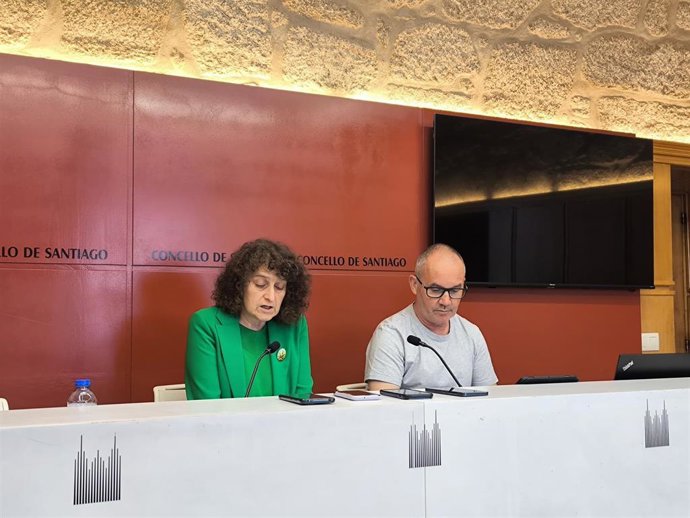 La alcaldesa de Santiago, Goretti Sanmartín, y el concejal de Movilidad, Xan Duro, en rueda de prensa.