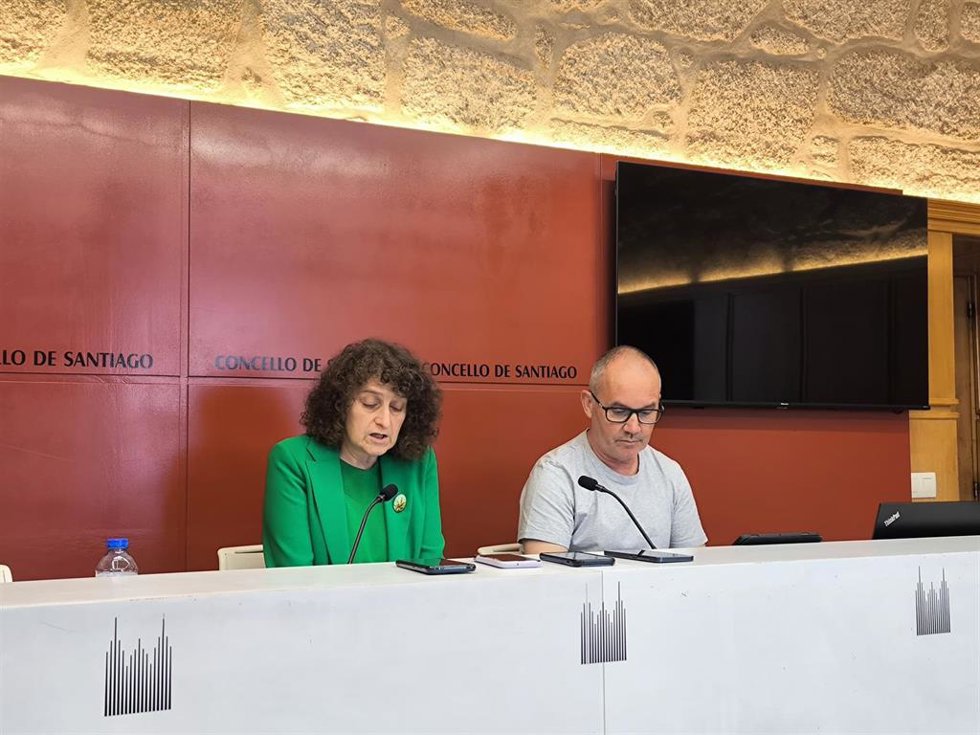 La alcaldesa de Santiago, Goretti Sanmartín, y el concejal de Movilidad, Xan Duro, en rueda de prensa.