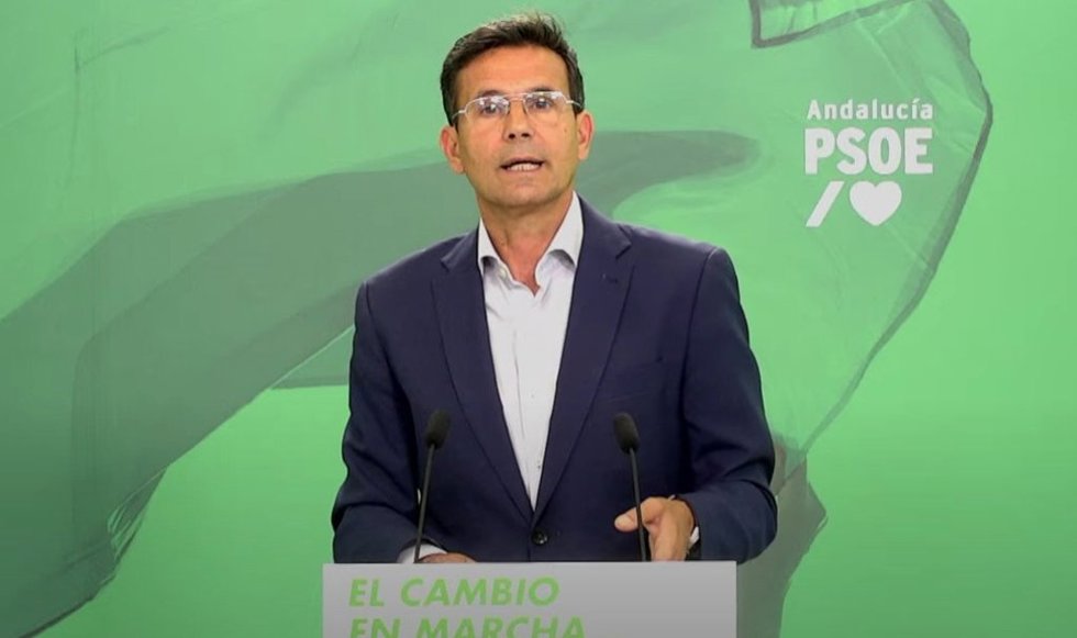 El portavoz del PSOE-A, Francisco Cuenca, en rueda de prensa en la sede del partido en Sevilla.