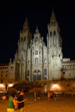 Archivo - Arquivo - A Catedral de Santiago de Compostela cun foco de luz alumando a súa fachada, a 9 de agosto de 2022, en Santiago de Compostela, A Coruña, Galicia (España). Desde o 10 de agosto entran en vigor as medidas de aforro e eficiencia enerxétic