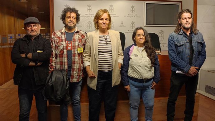 La diputada del Grupo Mixto Covadonga Tomé junto a miembros de la asociación Unidos por la Cultura en Asturias