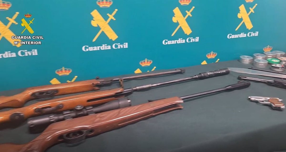 Detenido un vecino de Corvera que encañonó a un repartidor con una pistola y poseía numerosas armas en casa