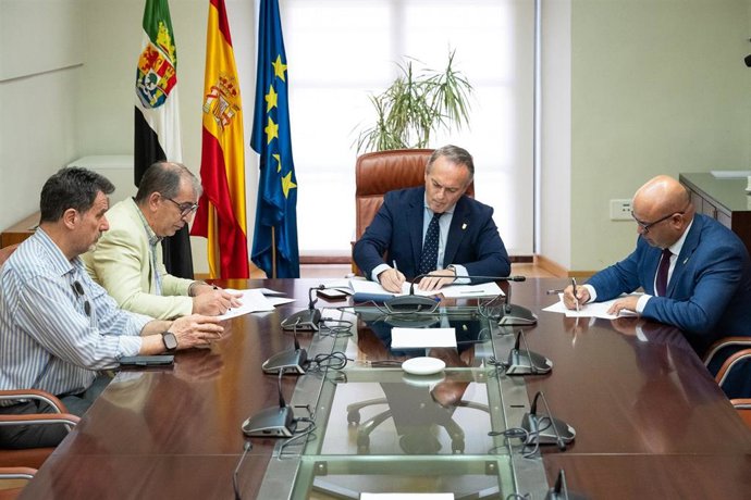 El consejero de Infraestructuras, Transporte y Vivienda de la Junta, Manuel Martín Castizo, firma un convenio con los colegios de Abogados de Badajoz y Cáceres para orientación y asistencia profesional a particulares afectados por okupación de viviendas